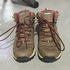 Keen hiking boots. Like new! Never worn!
